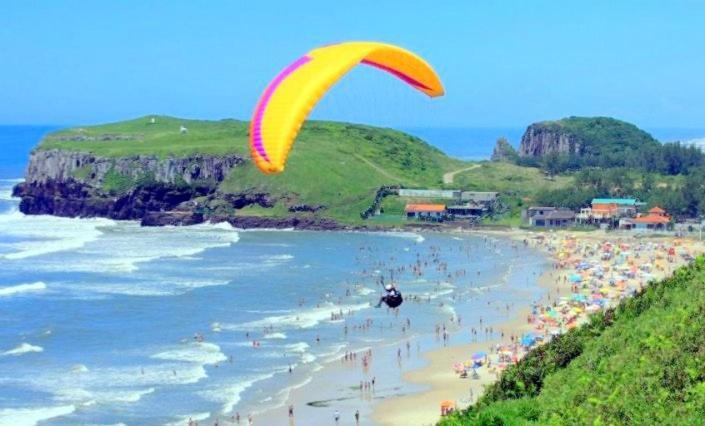 Kitnet S2 Em Torres-Rs - Na Mais Bela Praia Gaucha - Cozinha - Banheiro - Ar Condicionado - Tv Smart 32' - Wi-Fi - Estacionamento - Anfitria Superhost No Bnb ภายนอก รูปภาพ
